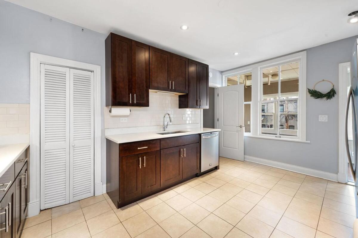 Stylish 2Br Urban Retreat In River West Чикаго Экстерьер фото